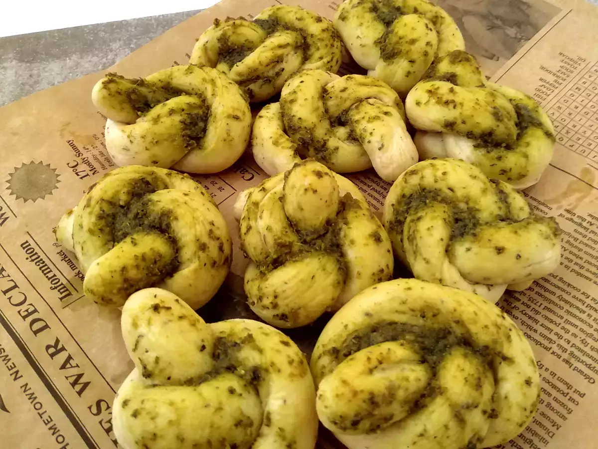 Panecillos nudo con pesto