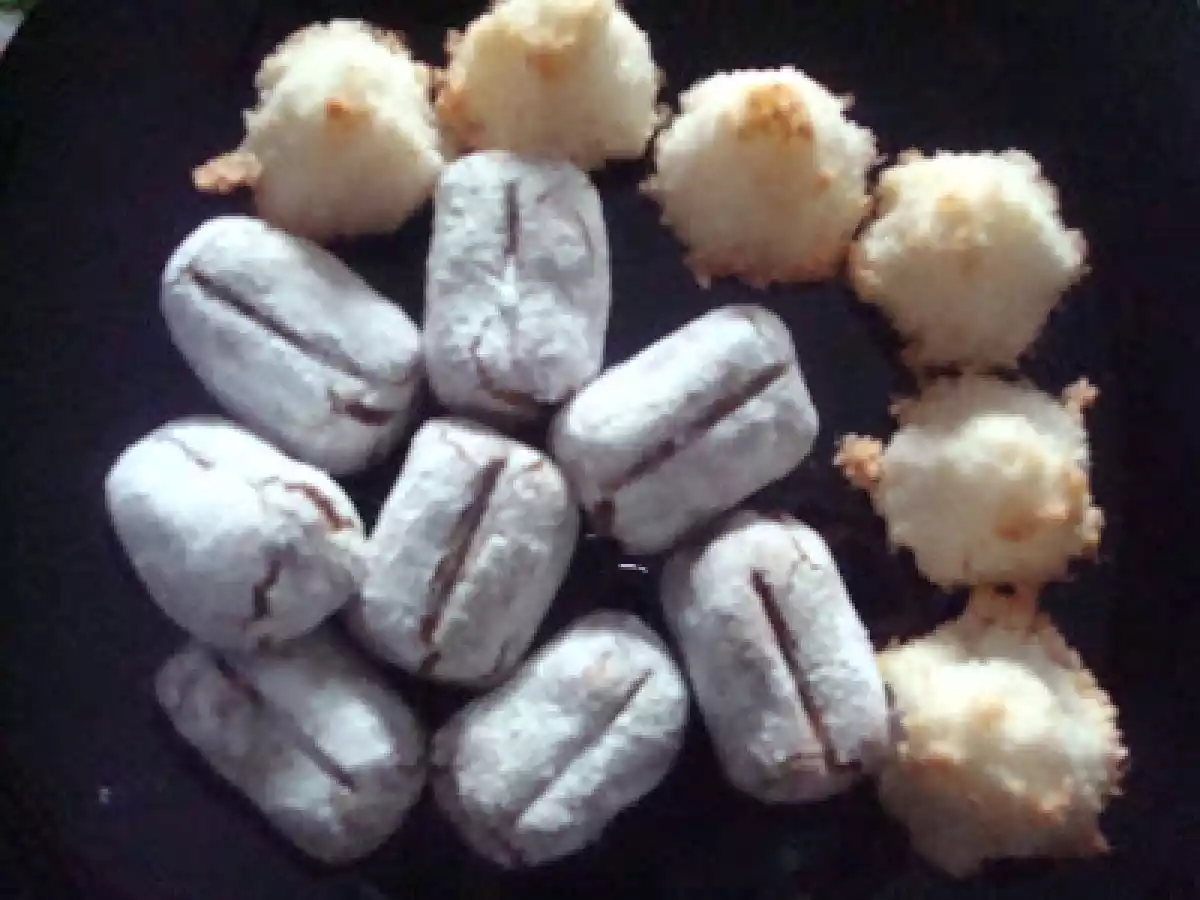 Panellets de coco, café, chocolate y fresas