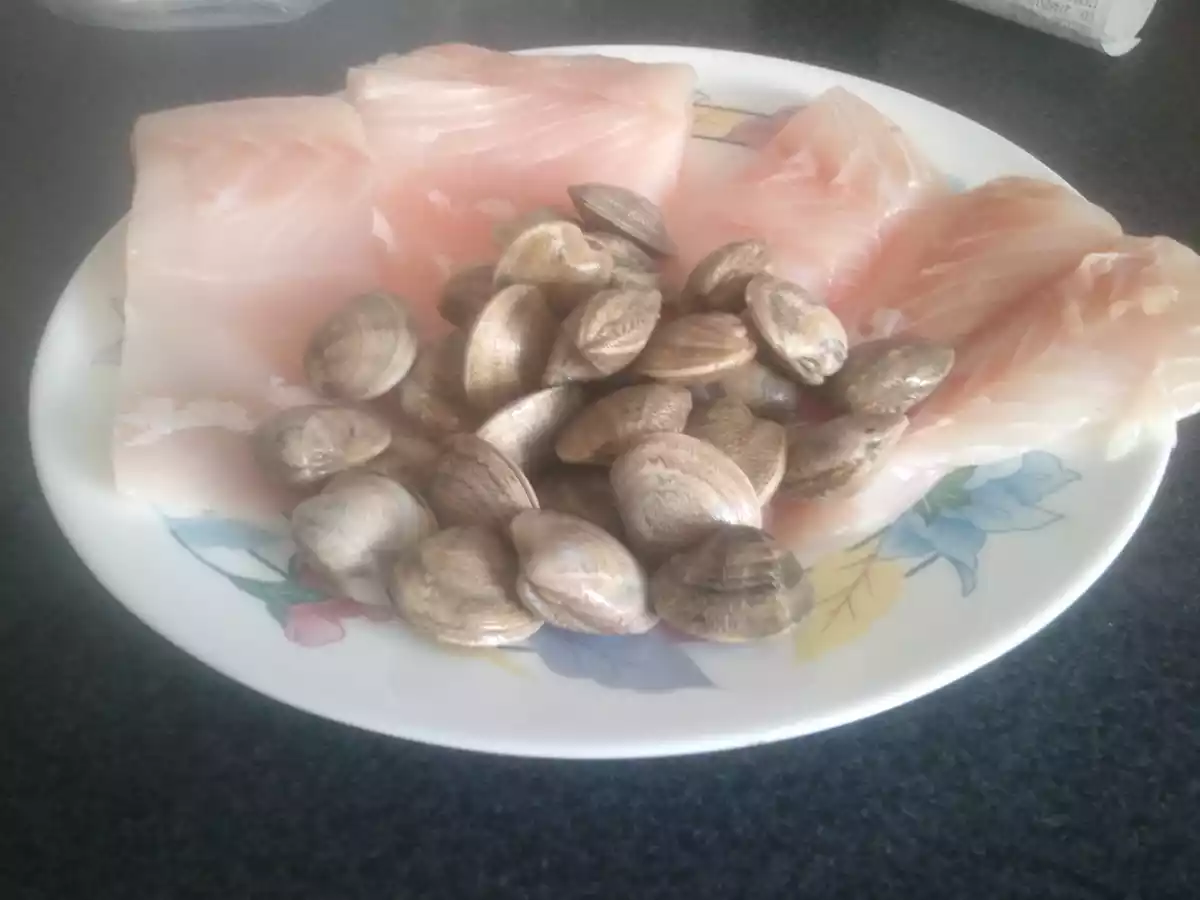 Panga con salsa de tomate y almejas - foto 3