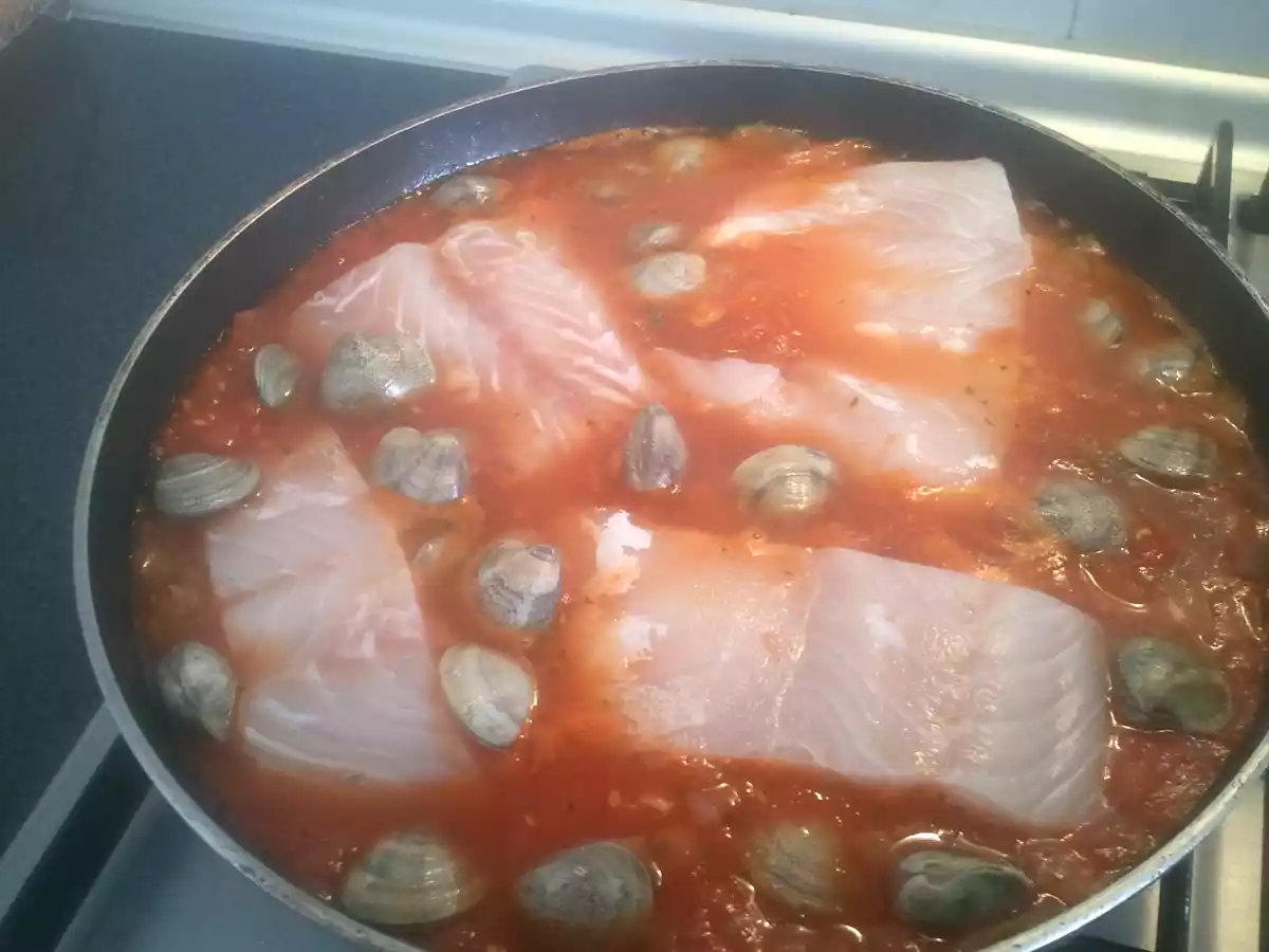 Panga con salsa de tomate y almejas - foto 7