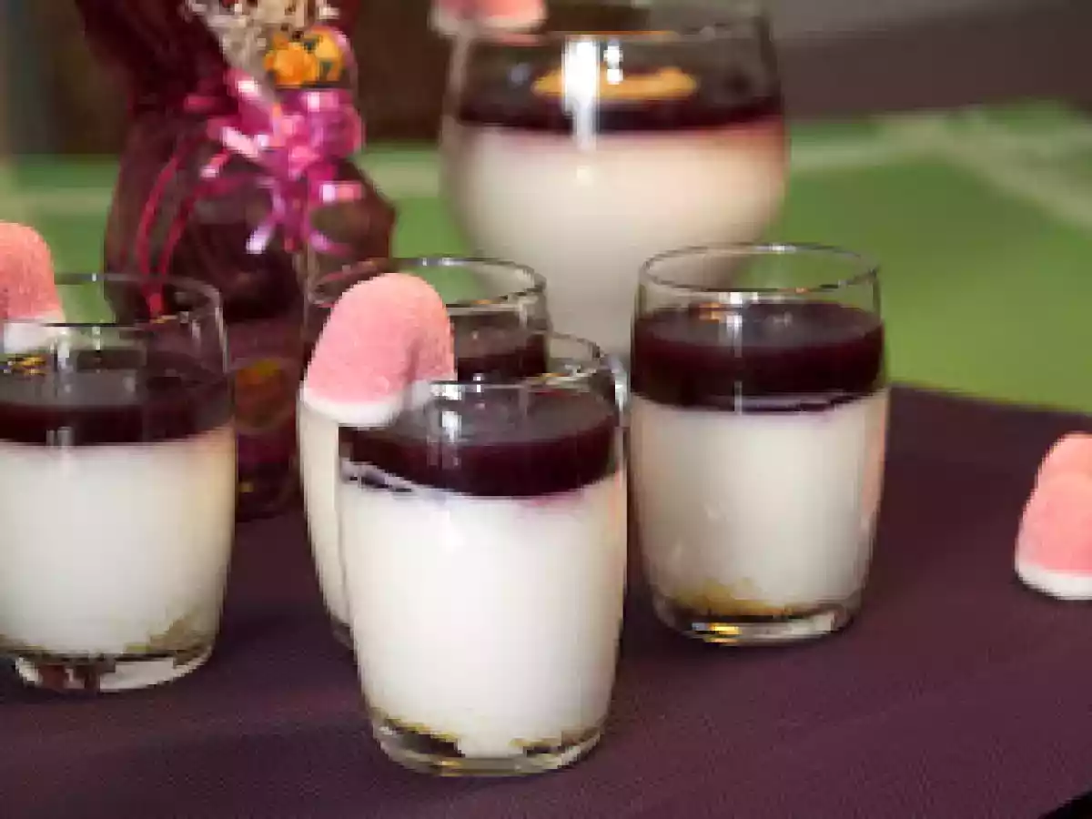 Panna cotta con gelatina de arándanos