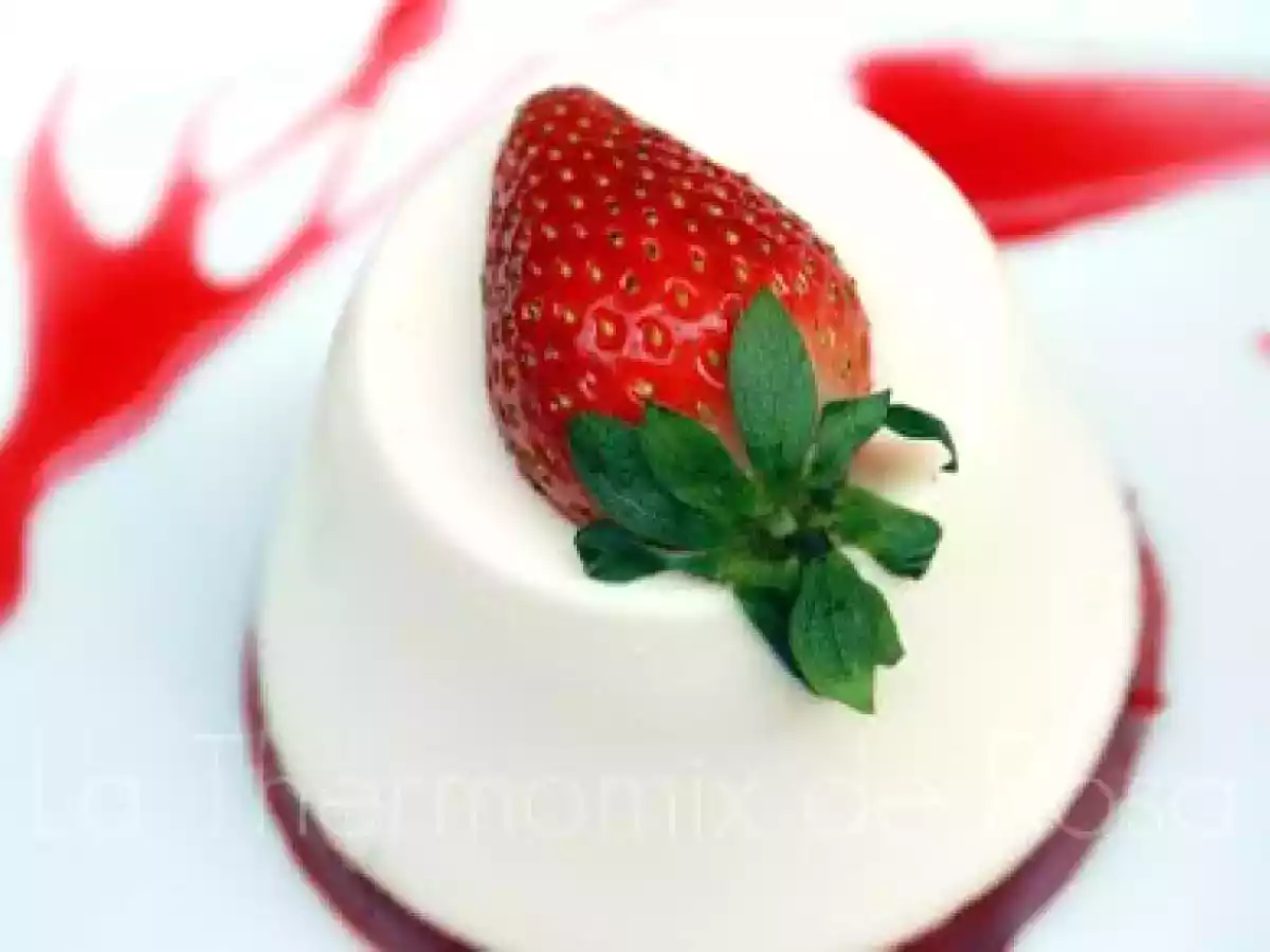 Panna cotta con gelatina de frambuesa y fresas en thermomix