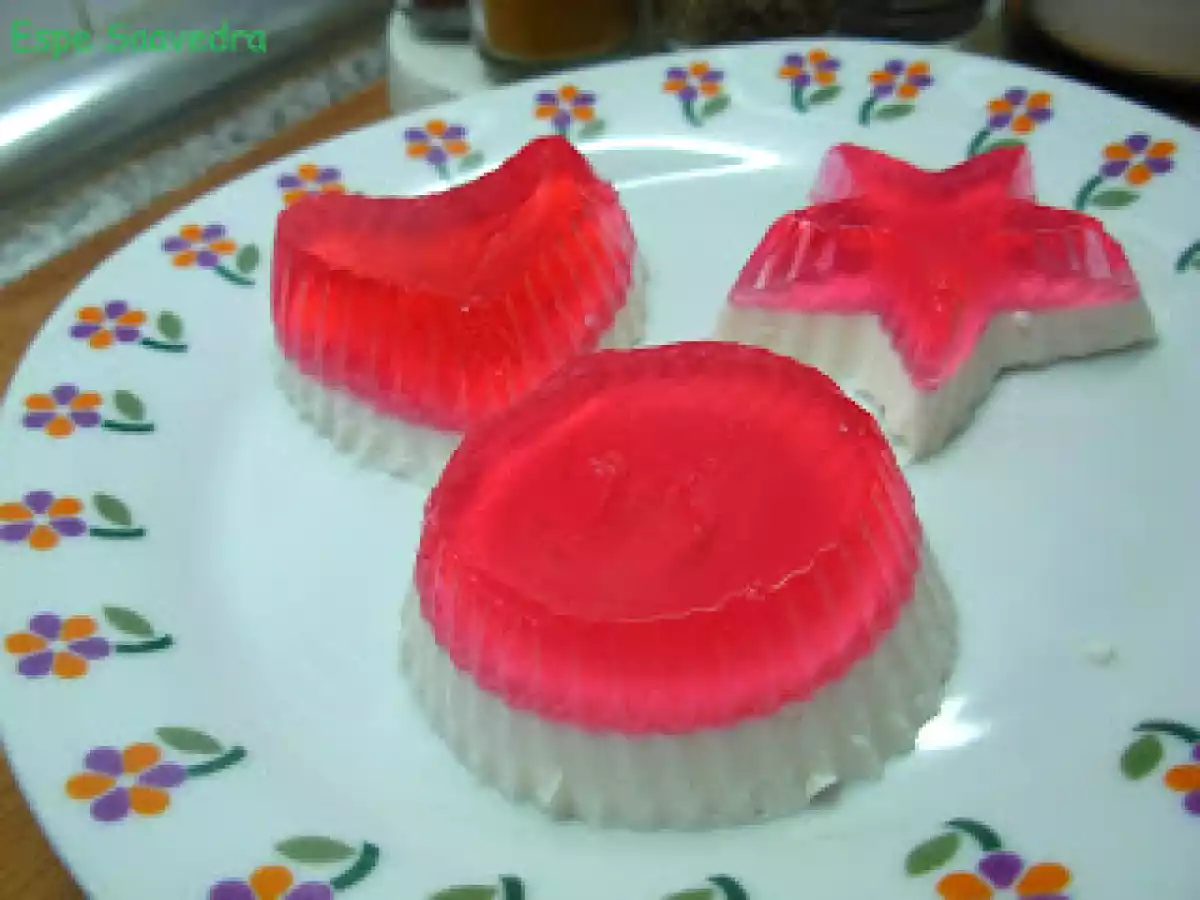 Panna cotta con gelatina de fresa