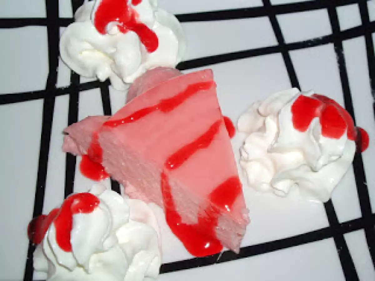 Panna cotta con sirope de fresa