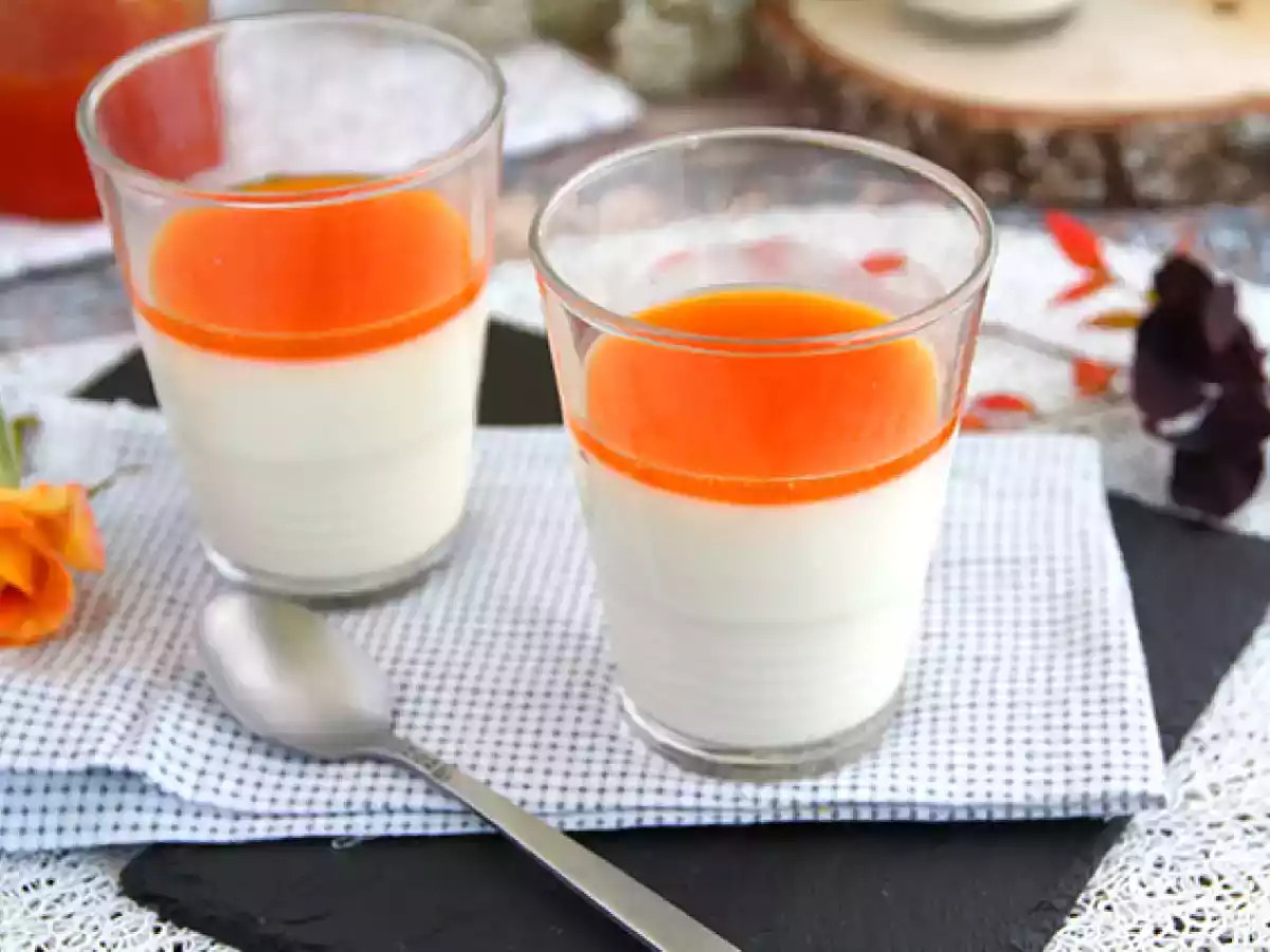 Panna cotta con vainilla y coulis de albaricoque