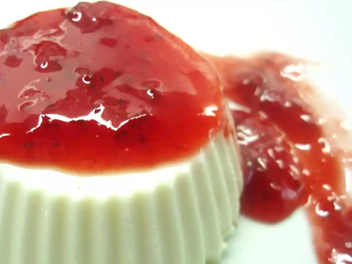 Panna cotta de chocolate blanco con confitura de fresas