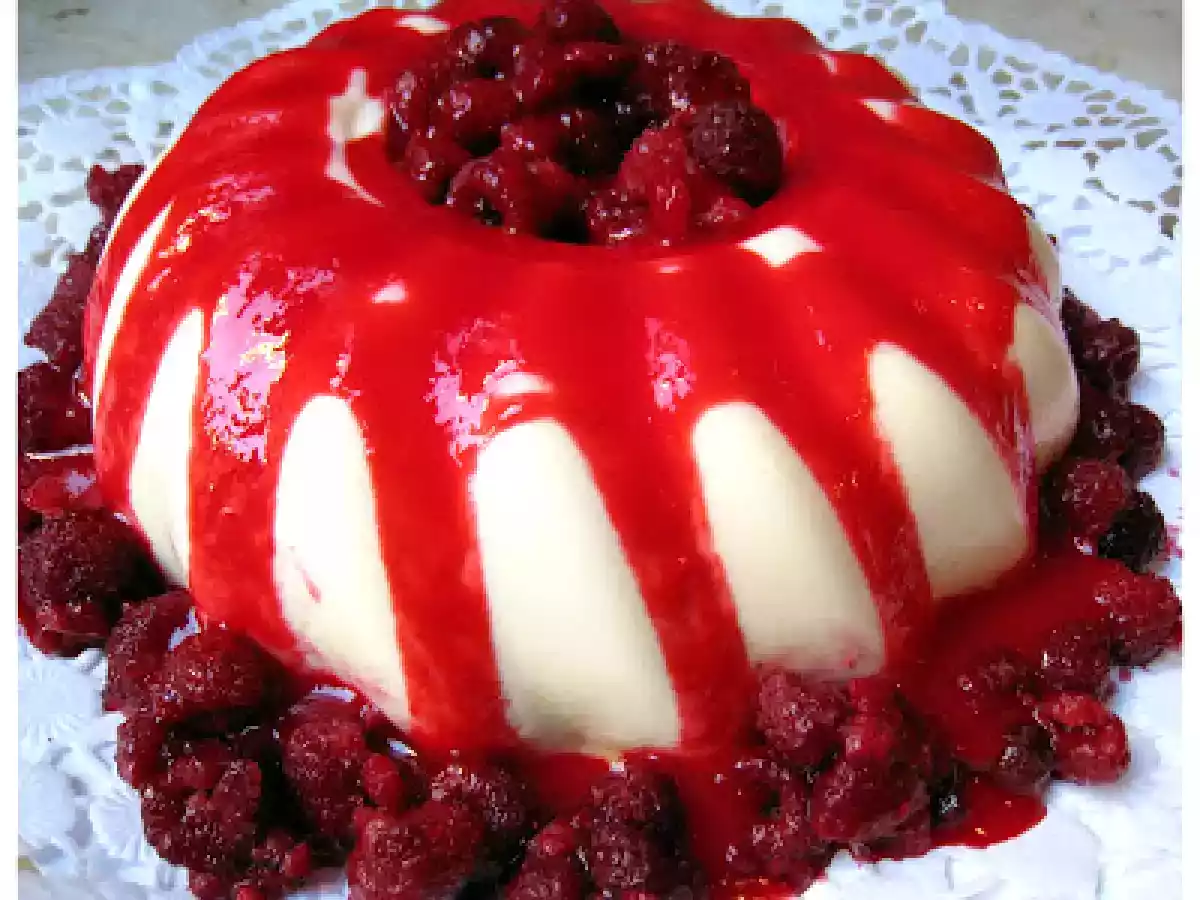 Panna cotta de chocolate blanco con coulis de frambuesas