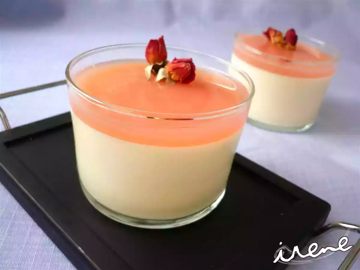 Panna cotta de queso con infusión de rosas