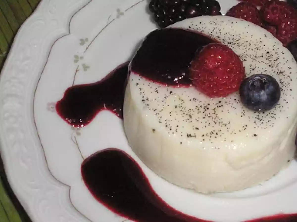 PANNA COTTA DE VAINILLA CON COULIS DE FRUTOS ROJOS