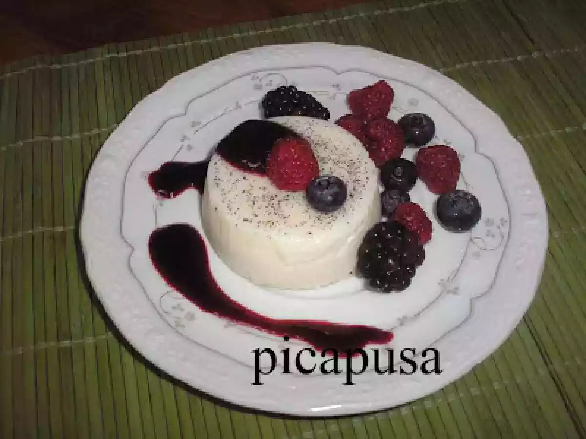 PANNA COTTA DE VAINILLA CON COULIS DE FRUTOS ROJOS - foto 2