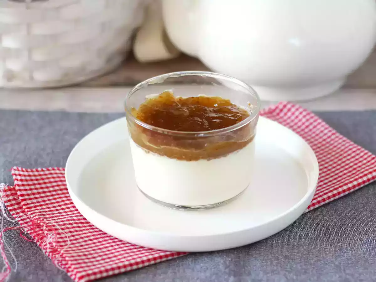 Panna cotta de vainilla con coulis de higo