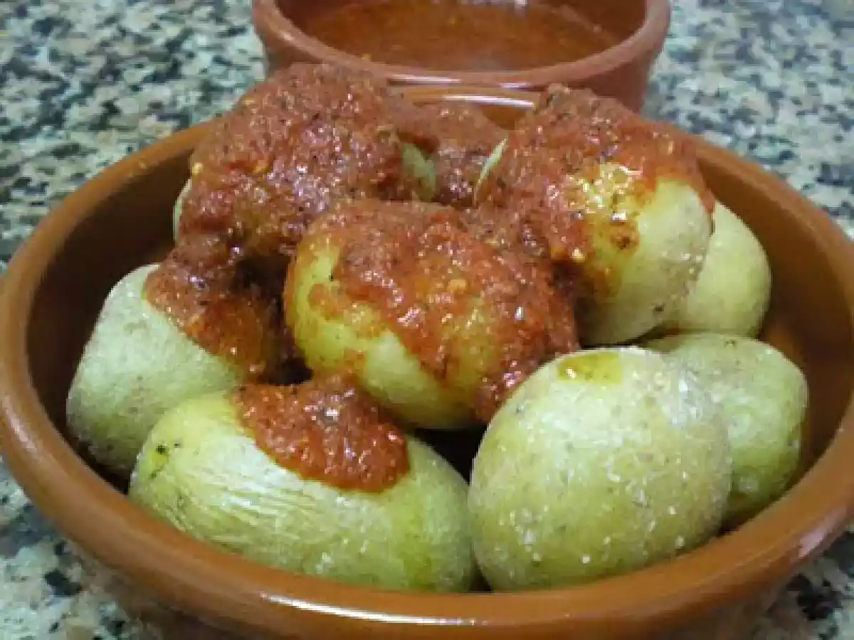 Papas arrugadas con mojo de tomates asados