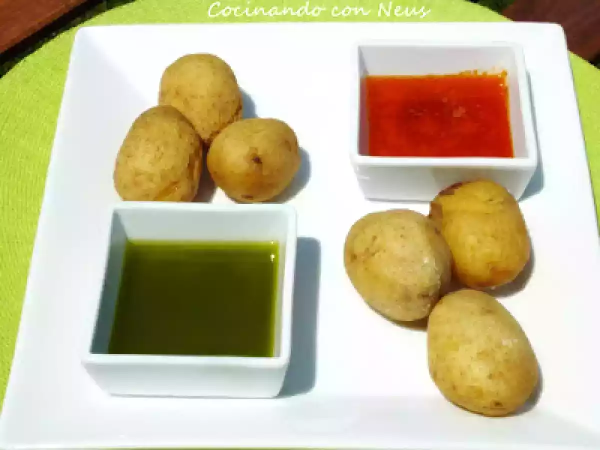Papas con mojo picón rojo y mojo verde