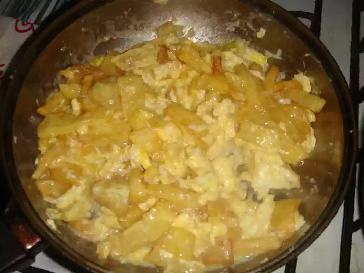 Papas fritas con huevos revueltos - foto 5