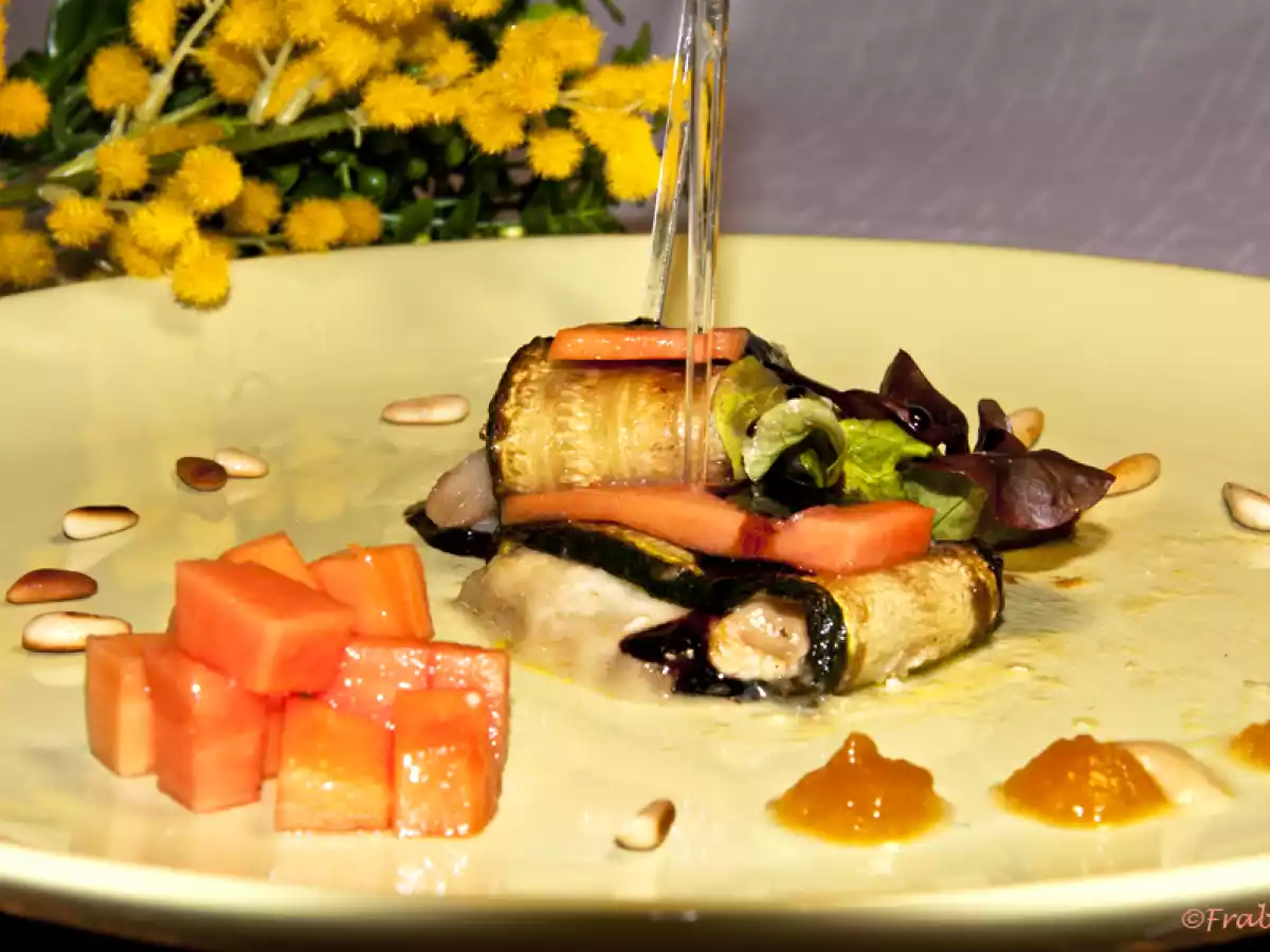 Papaya sobre láminas de calabacín relleno de queso brie y pera.