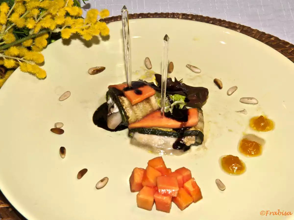 Papaya sobre láminas de calabacín relleno de queso brie y pera. - foto 2