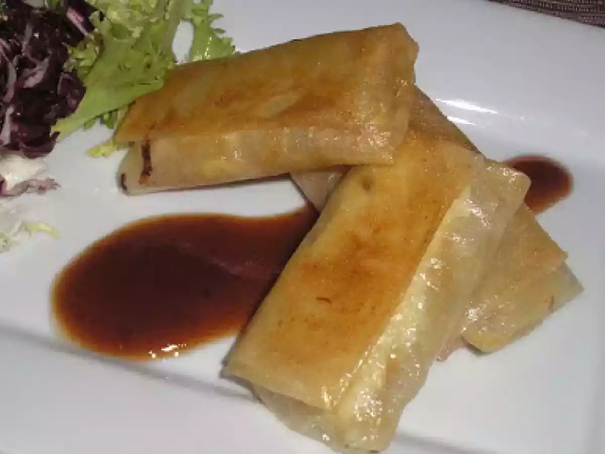 PAQUETITOS DE QUESO, CEBOLLA CARAMELIZADA Y