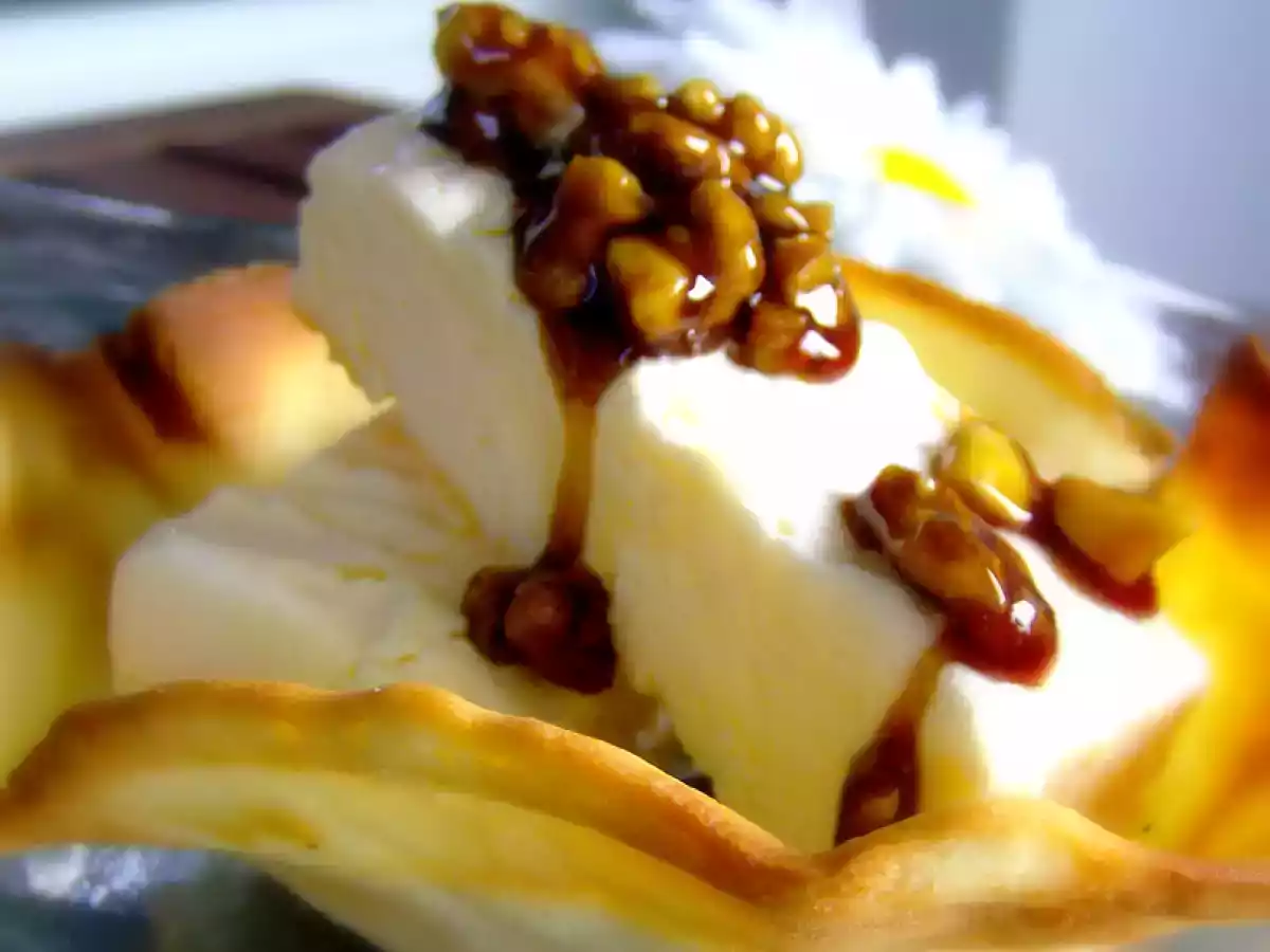 Parfait con salsa de maple y nueces