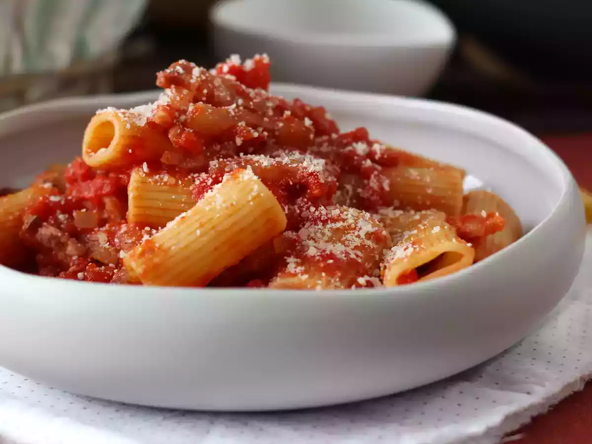 Pasta a la Amatriciana, una receta italiana llena de sabor y tradición - foto 2