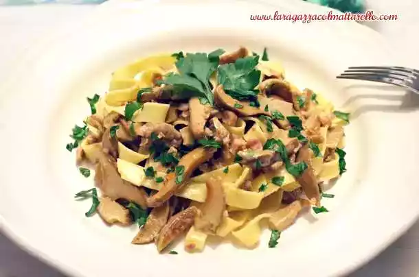 Receta de pasta a la boscaiola con níscalos y bacon