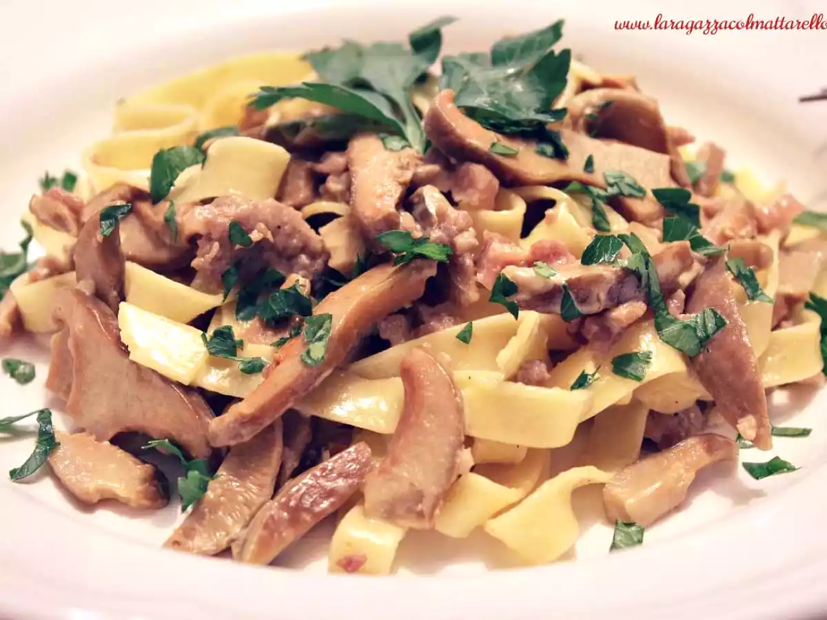 Pasta a la boscaiola, con níscalos, bacon ahumado y salchicha - foto 2