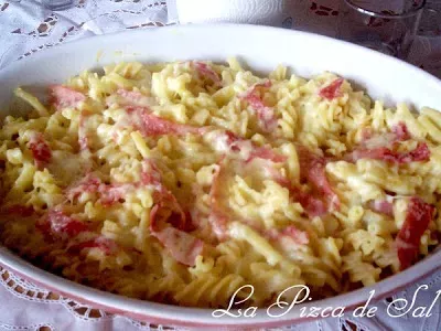 Pasta al horno con bechamel, quesos y jamón - Receta Petitchef