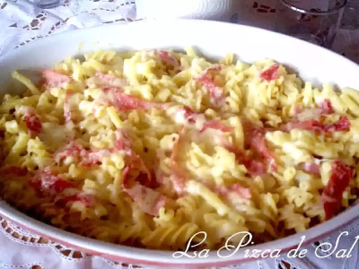 Pasta al horno con bechamel, quesos y jamón