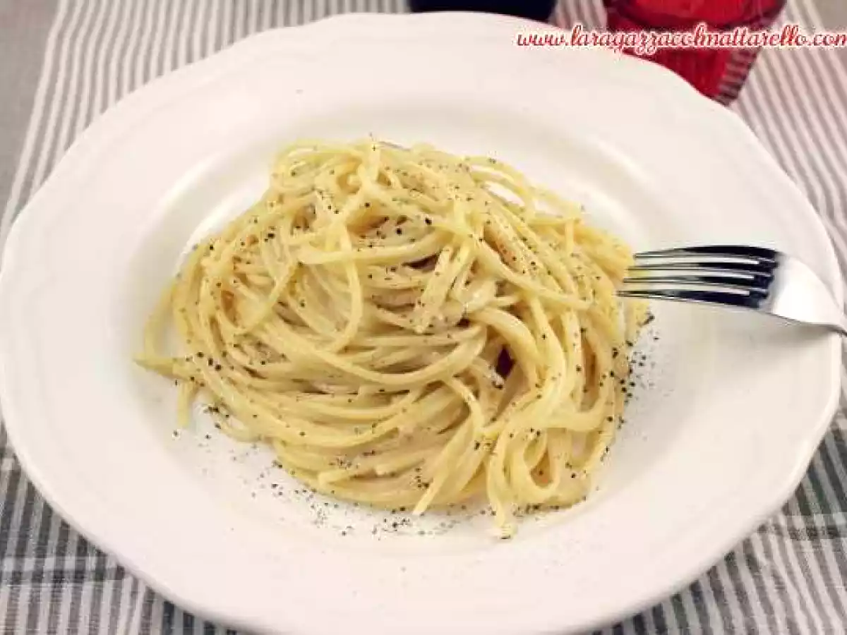 Pasta cacio e pepe a la romana (queso y pimienta)