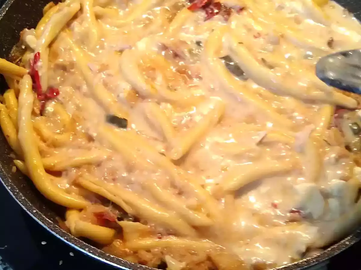 Pasta con bacalao y crema de quesos