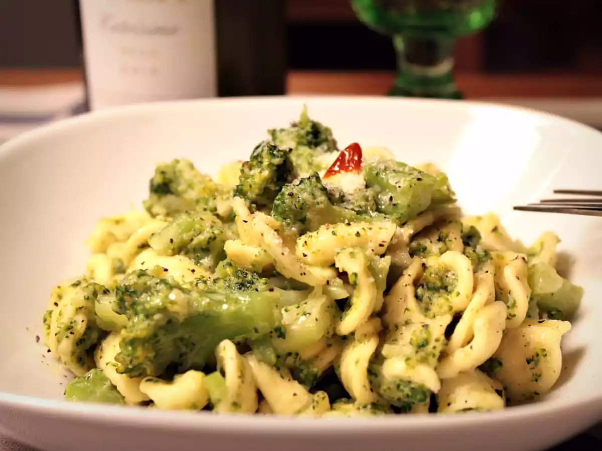 Pasta con brócoli y anchoas