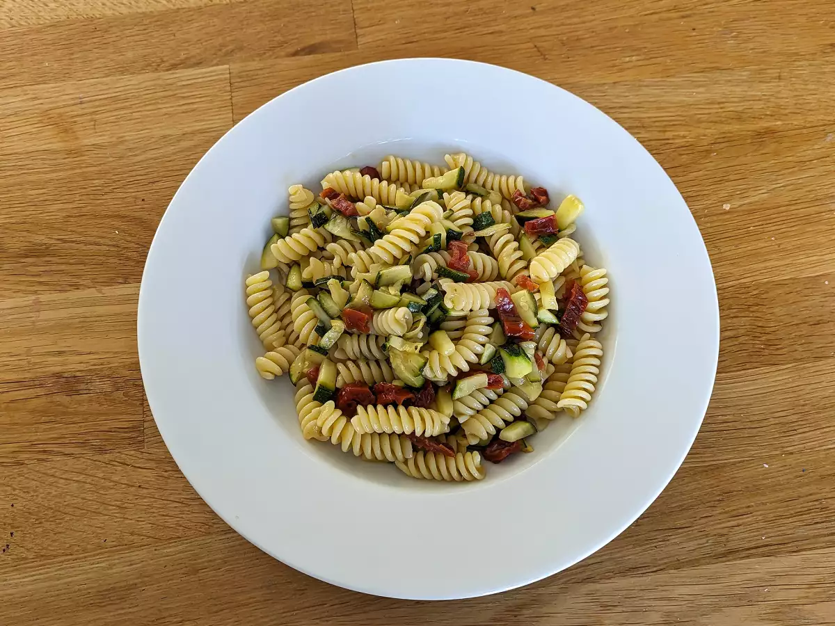 Pasta con calabacín y tomates secos: una receta rápida y llena de sabor - foto 2