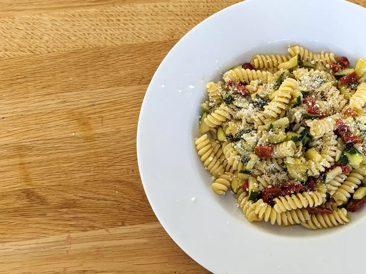 Pasta con calabacín y tomates secos: una receta rápida y llena de sabor - foto 3