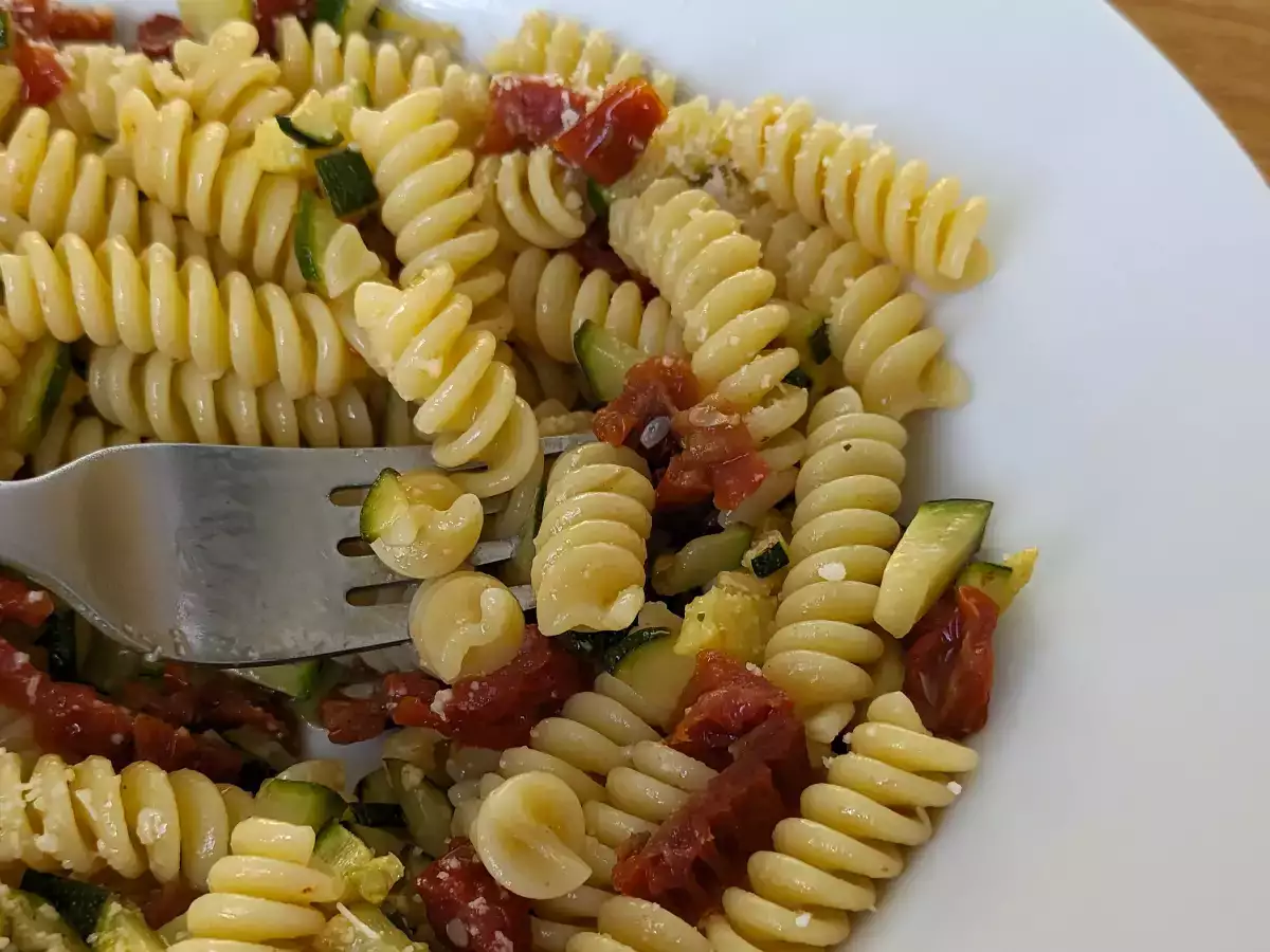 Pasta con calabacín y tomates secos: una receta rápida y llena de sabor - foto 4