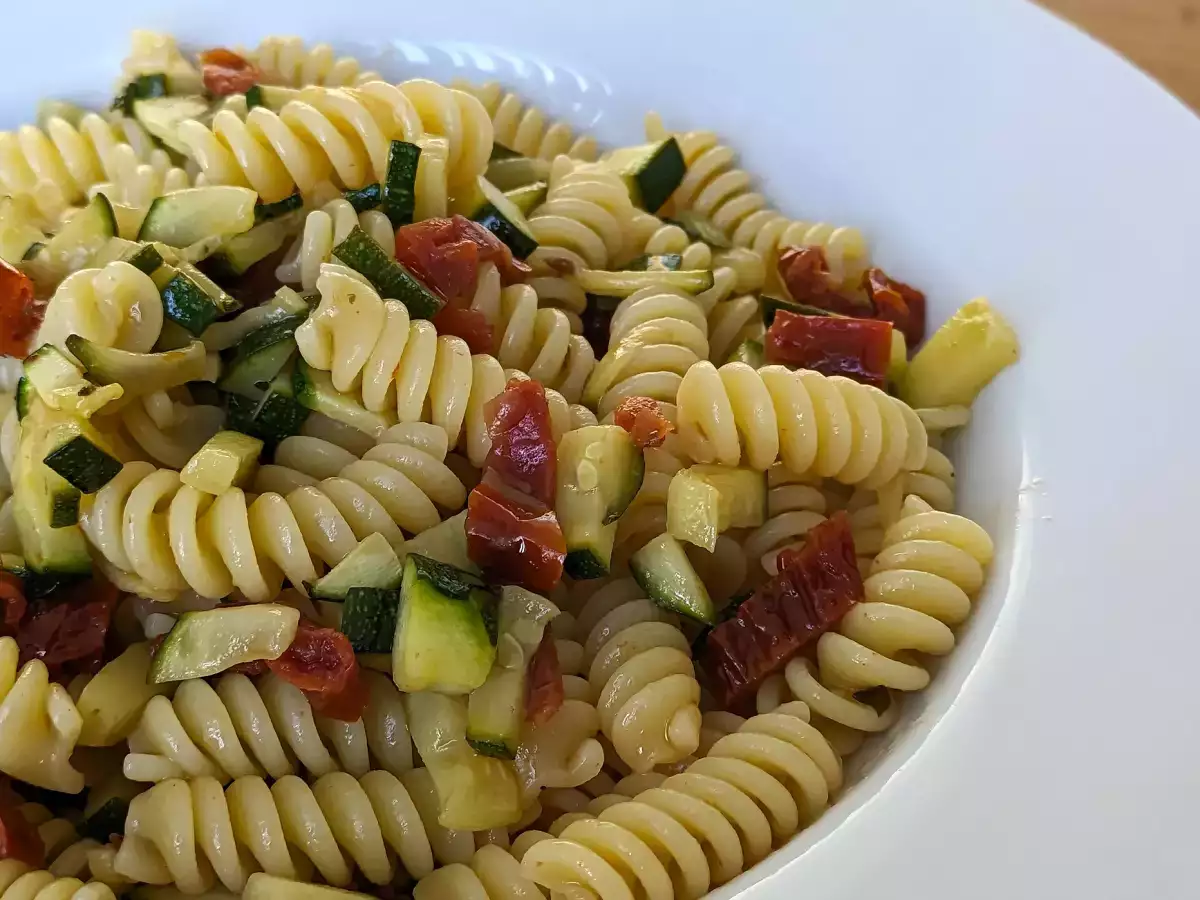 Pasta con calabacín y tomates secos: una receta rápida y llena de sabor - foto 5