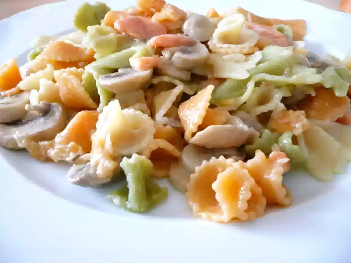 Pasta con champiñones y salmón ahumado