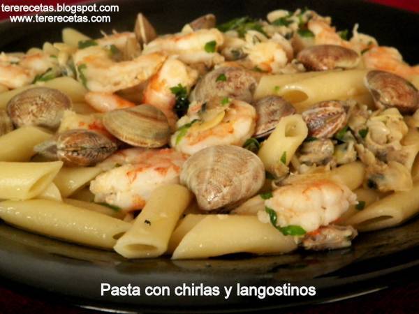 Pasta con chirlas (chipi chipi) y langostinos