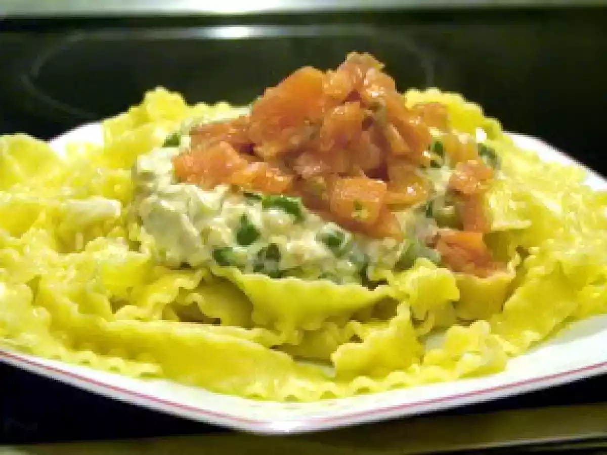 Pasta con esparragos trigueros, nata, cebolla caramelizada y salmón ahumado