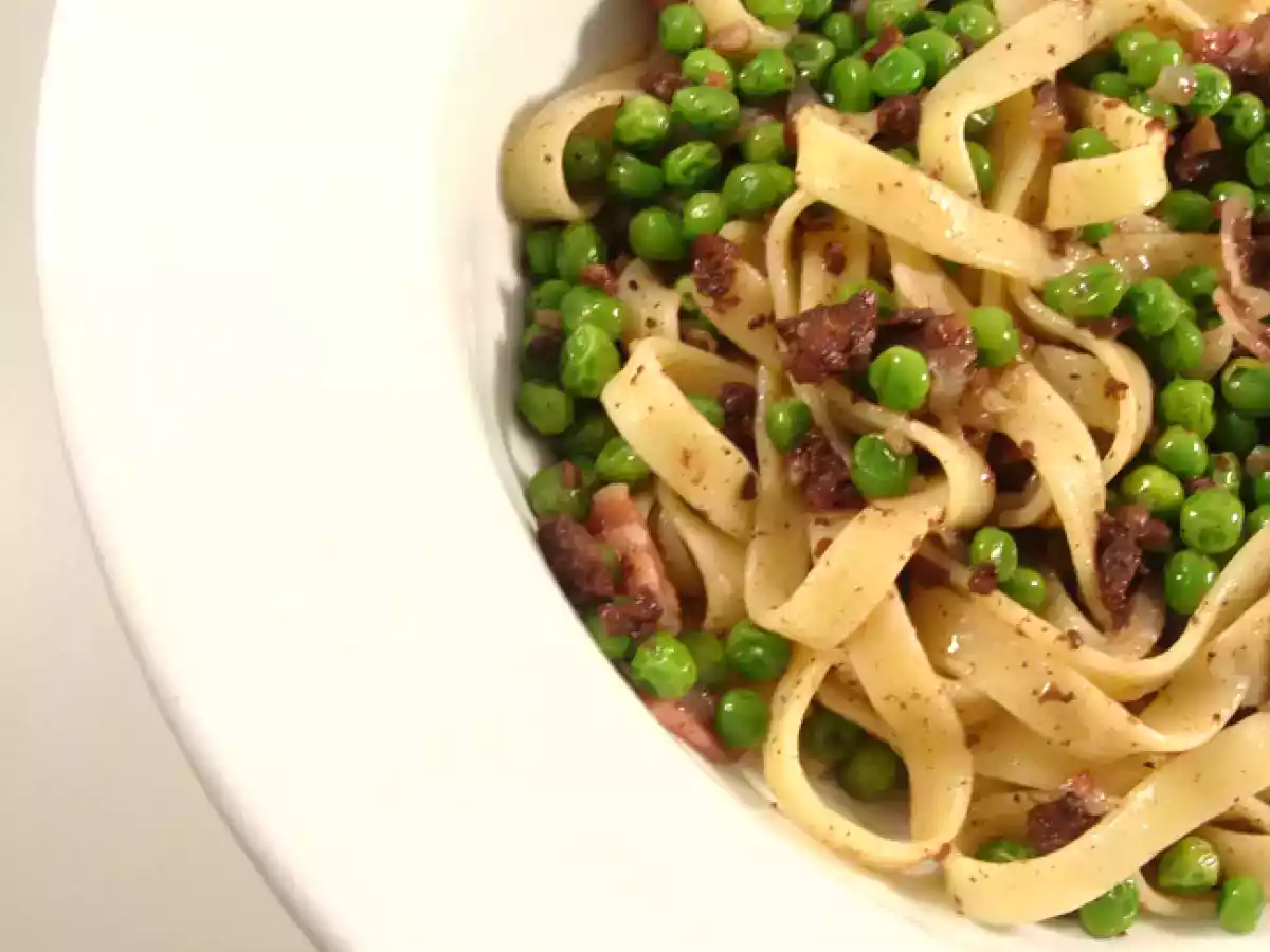 Pasta con guisantes, Pasta e piselli