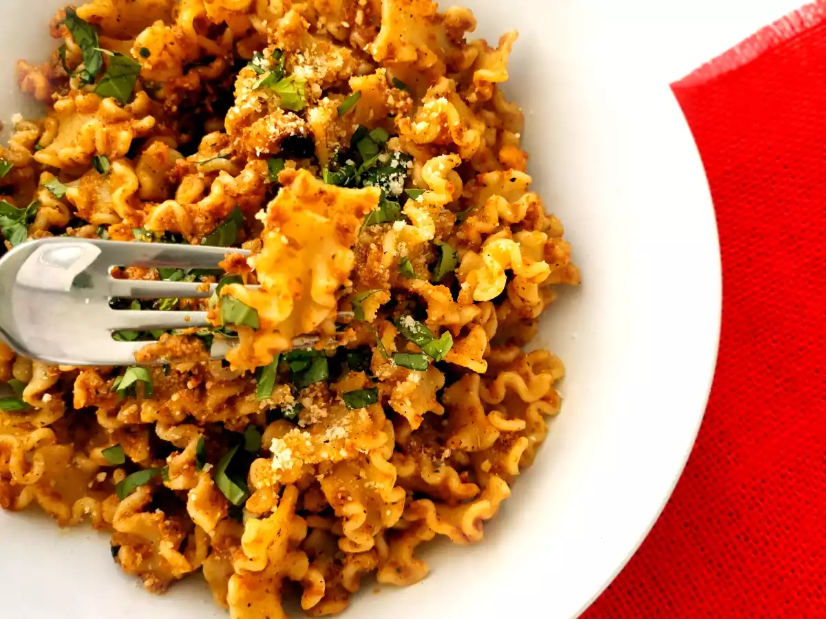 Pasta con pesto siciliano o rosso, con intenso sabor umami