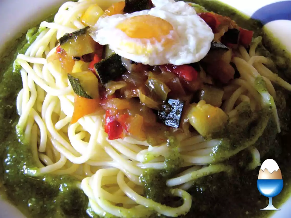 Pasta con pisto y pesto