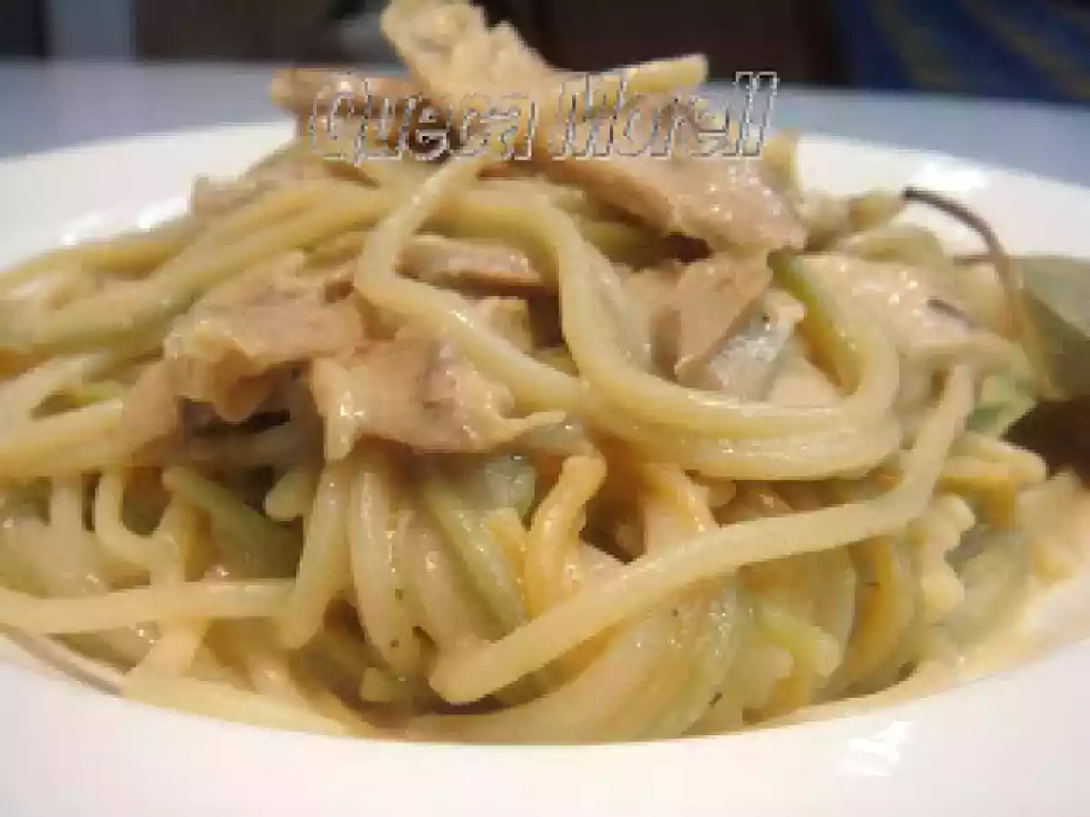 Pasta con pollo en salsa de manzana y nata.