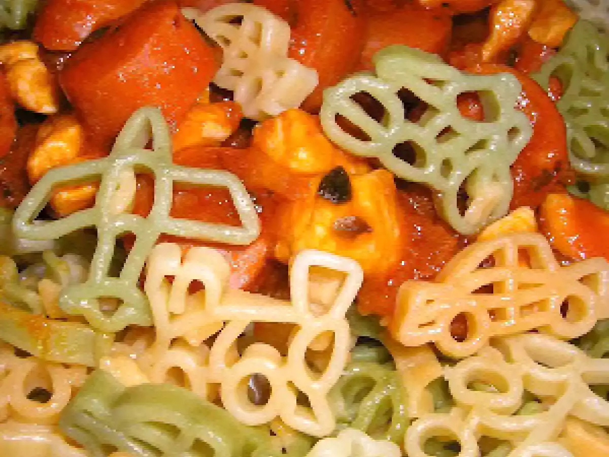 Pasta con pollo y salchichas.