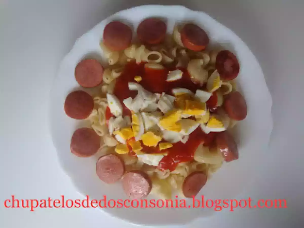 Pasta con salchichas y huevo - foto 2