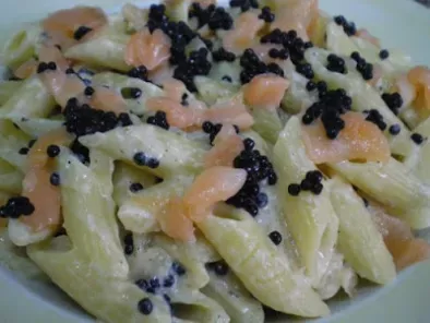 Pasta con salmón ahumado y caviar Mujjol