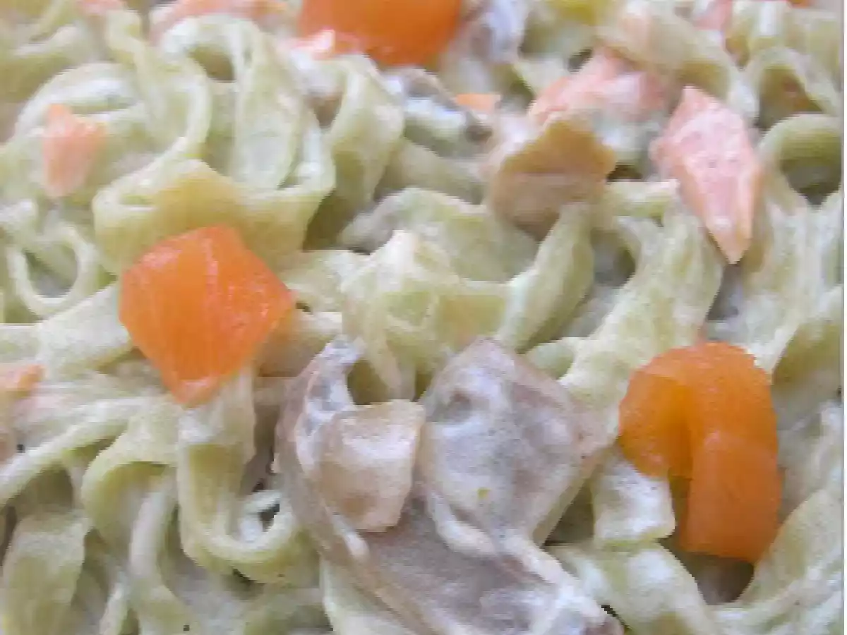 Pasta con salmón ahumado y champiñones.