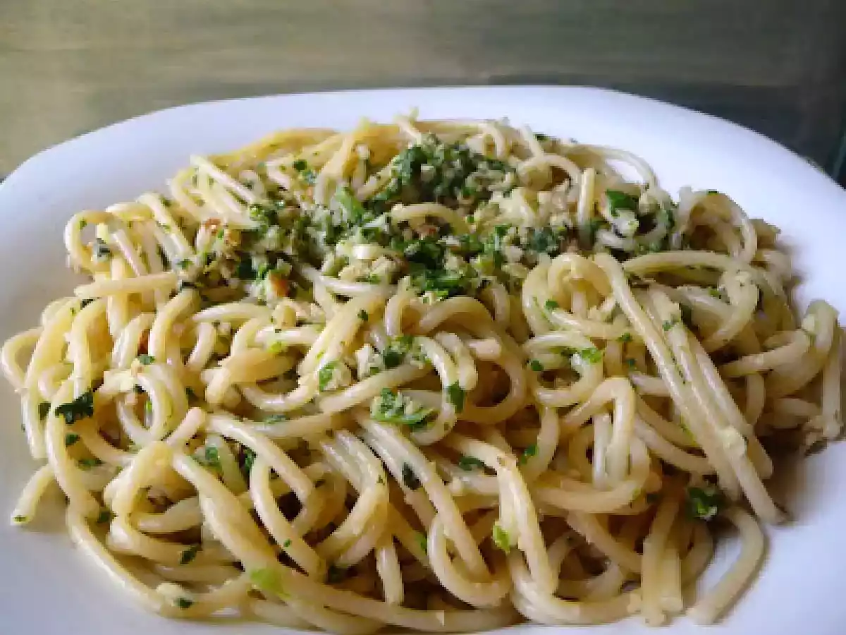 Pasta con salsa de rúcula, albahaca y nueces