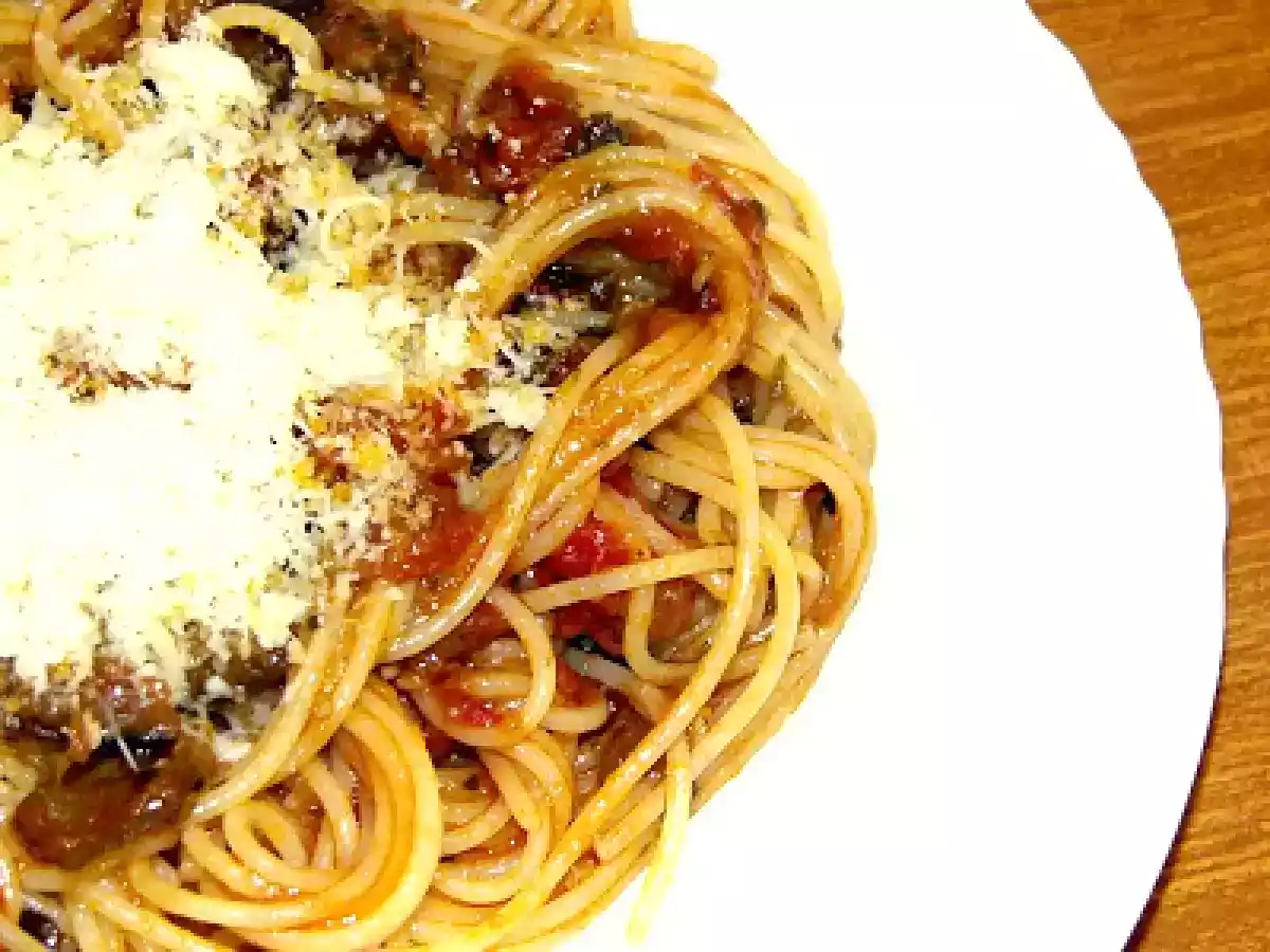 Pasta con salsa de tomates y berenjenas