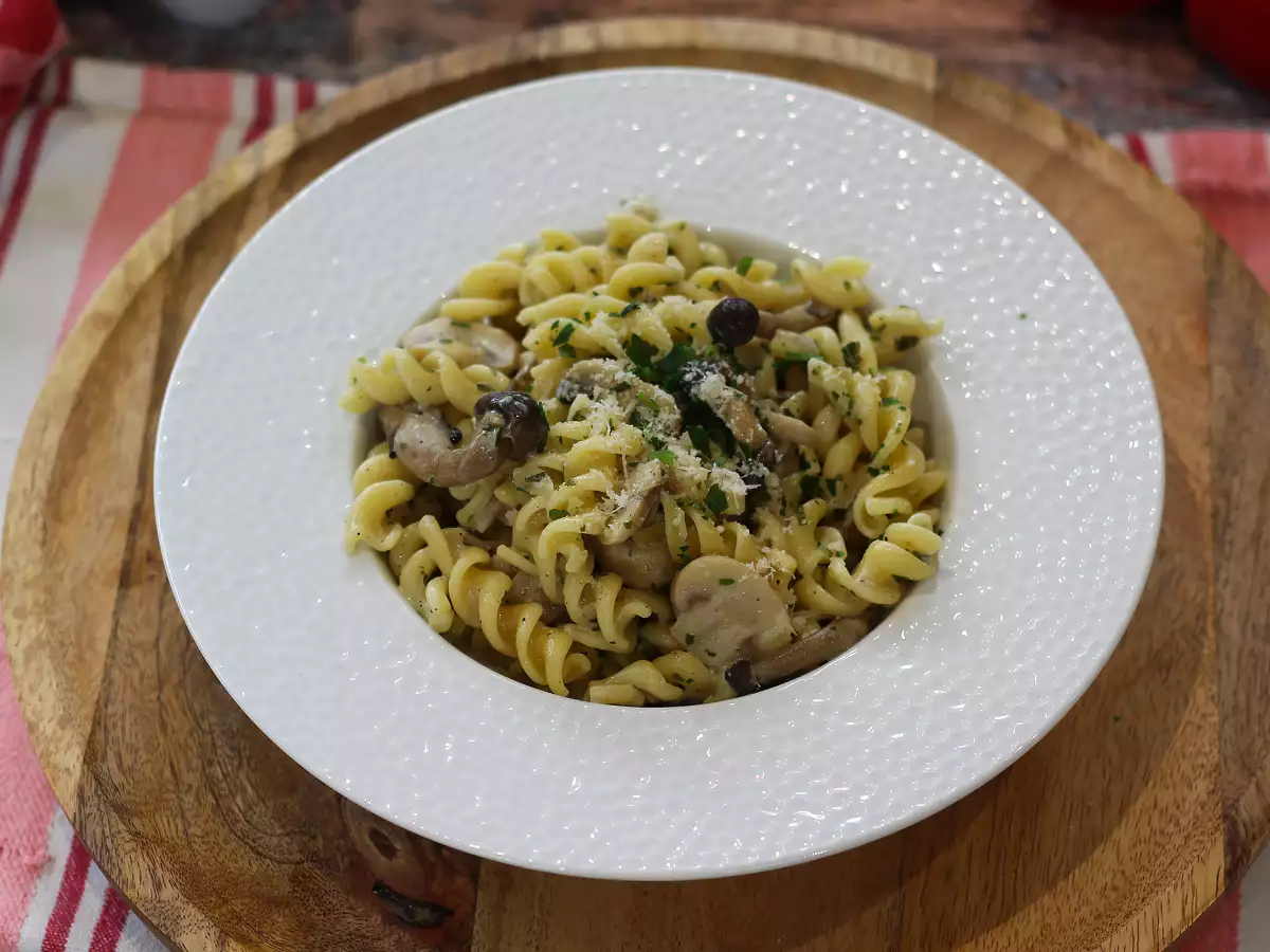 Pasta con setas shimeji y champiñones en salsa cremosa - foto 2