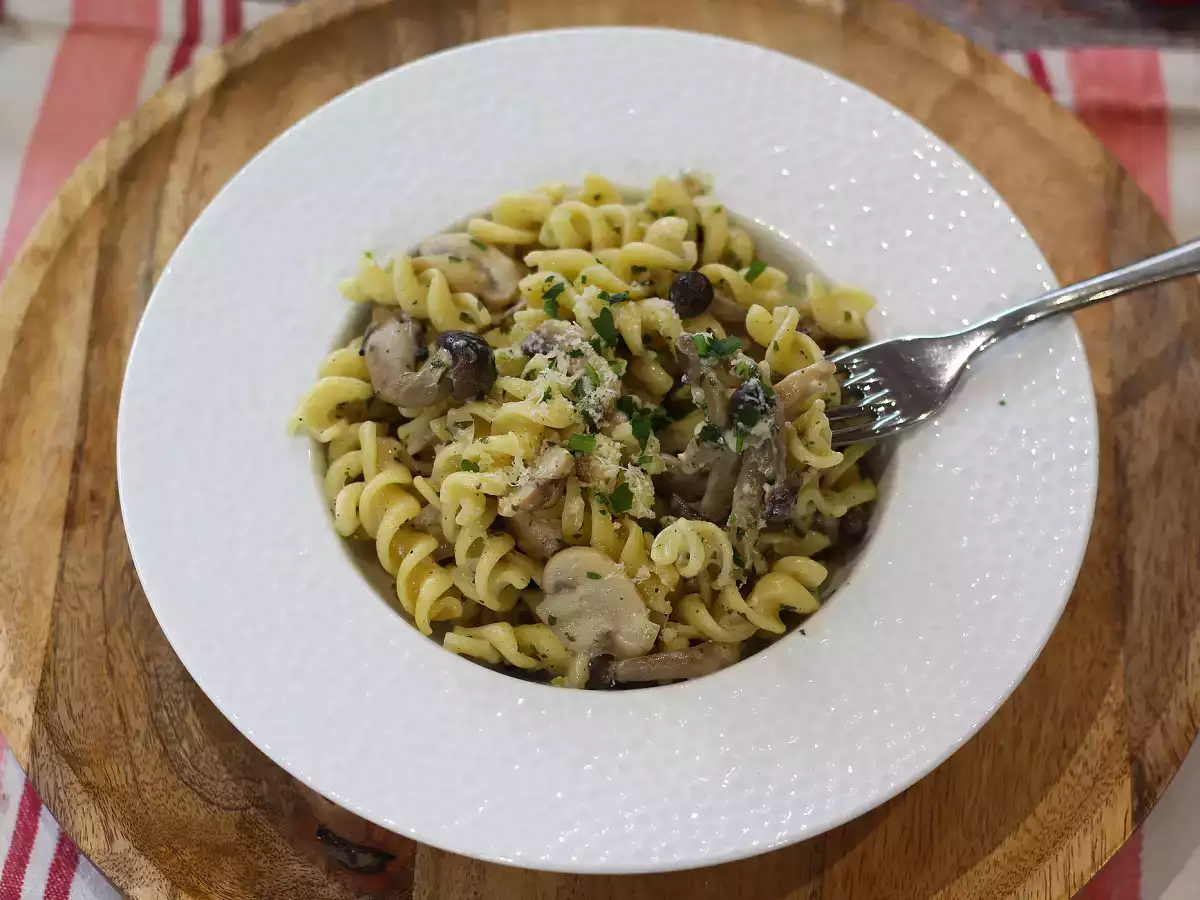 Pasta con setas shimeji y champiñones en salsa cremosa - foto 4