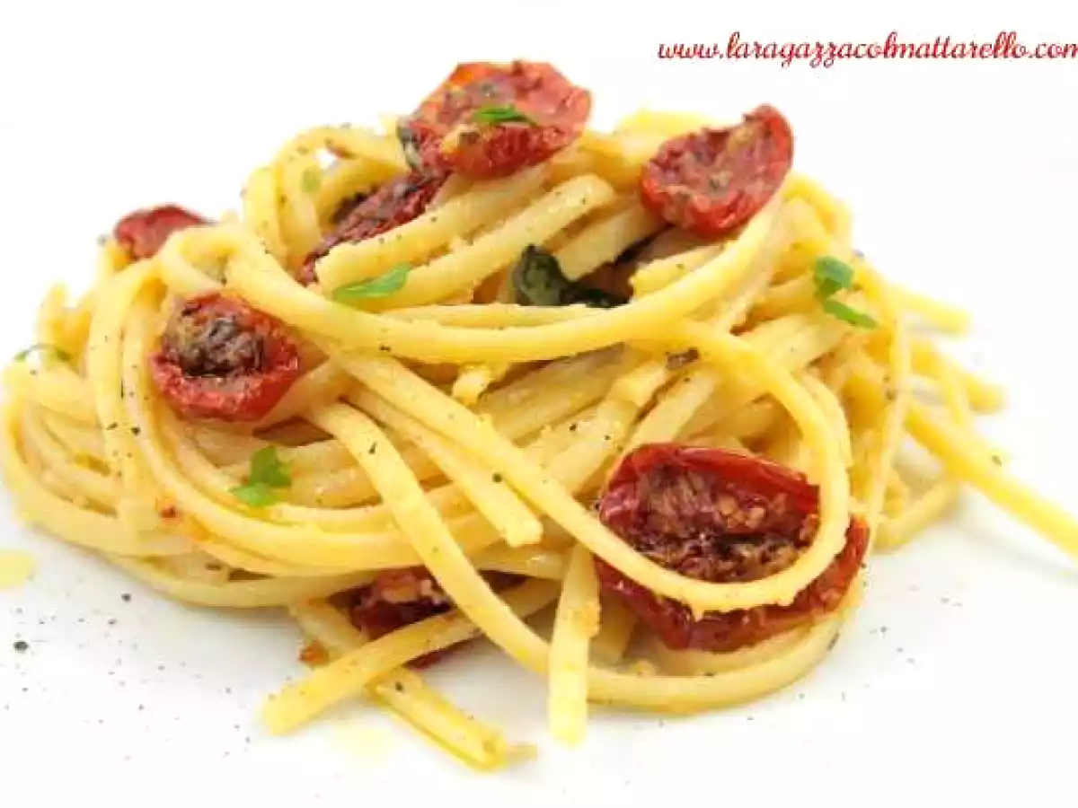 Pasta con tomates cherries confitados y anchoas